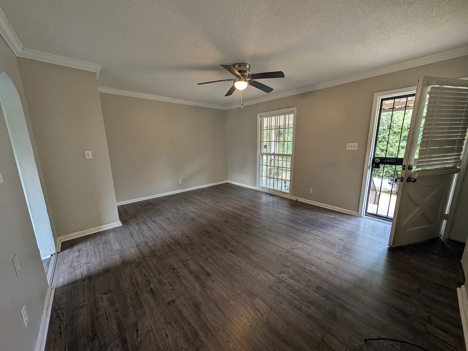3 bed, 1.5 bath, 1075 sqft, $1,500 — Photo 2