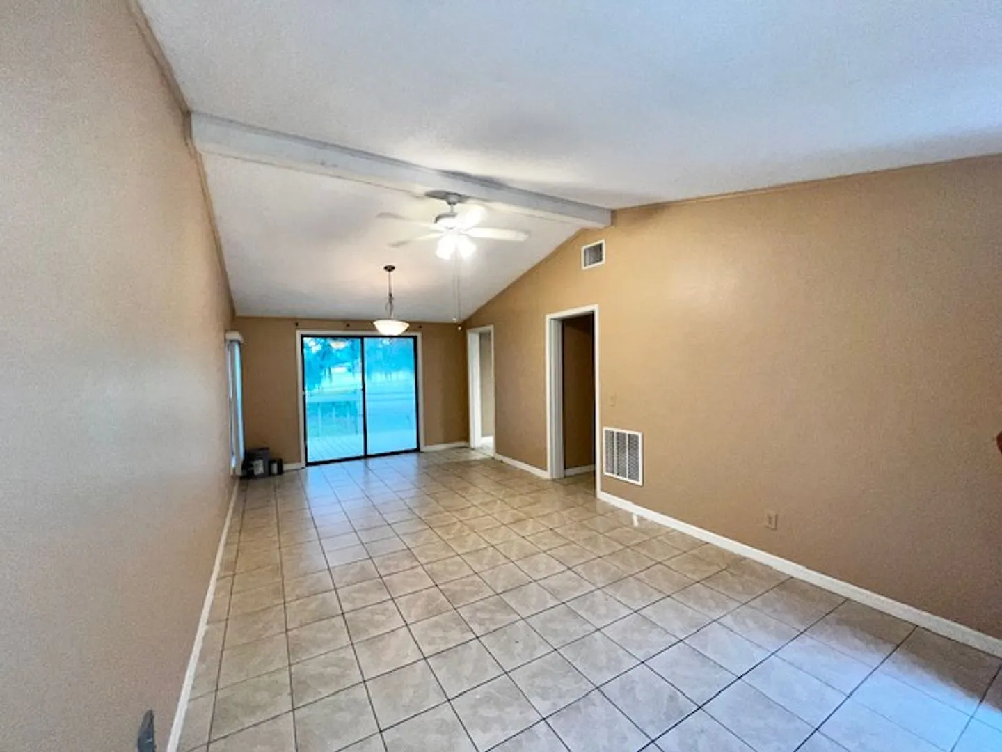 Move In Now!! New Vinyl Plank Flooring In Bedrooms- Cozy 2 Bedrooms 1 Bathroom Home On Spacious F... — Photo 4