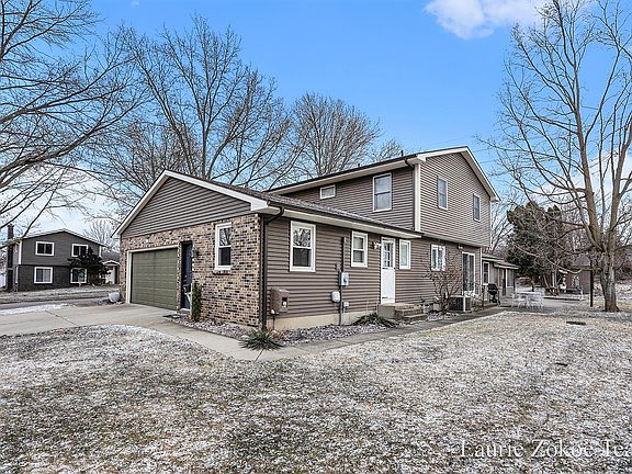 4th image of 2011 Cherry Run Dr NW