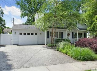 122 Spruce St, Massapequa Park, NY 11762