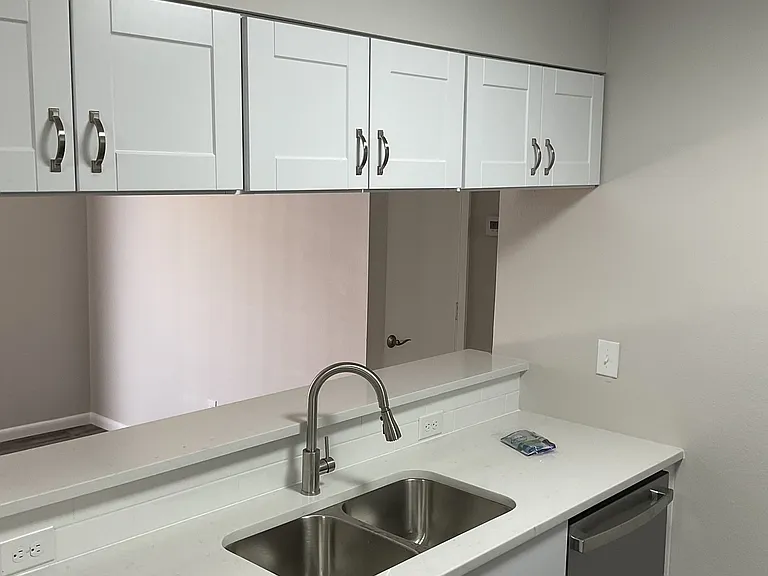 Lake Breeze Apartments — Photo 21