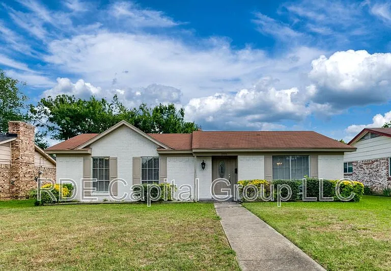 2726 Starcrest Ln — Photo 1