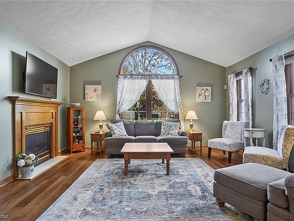 4th image of 368 Greenbriar Dr