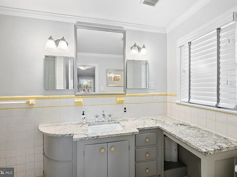 1604 N Edgewood St — Photo 24