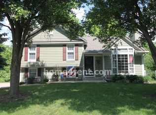 1025 NE Carousel Ln, Lees Summit, MO 64086