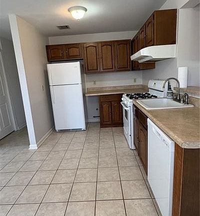 3rd image of 559 Lake Ave