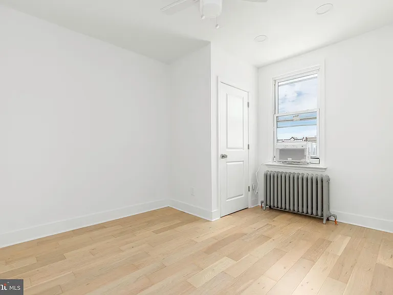 5461 W Berks St — Photo 14