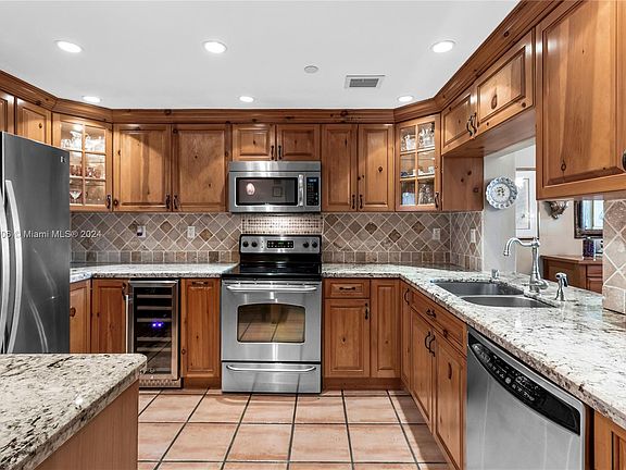 5th image of 2625 Collins Ave APT 607