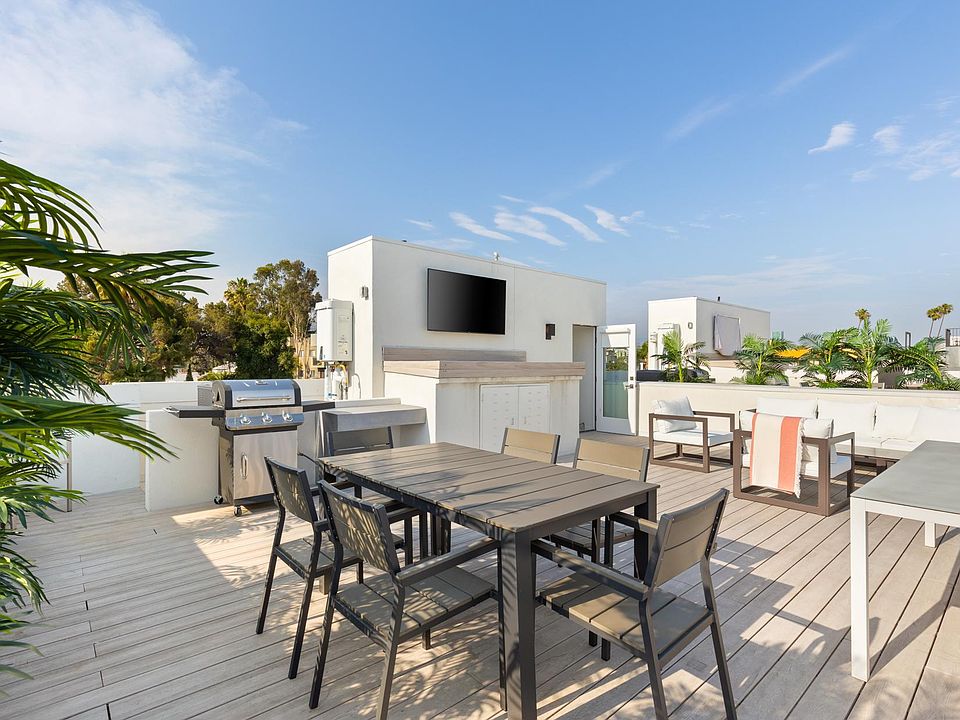 Dining space for 6 plus plenty of outdoor seating