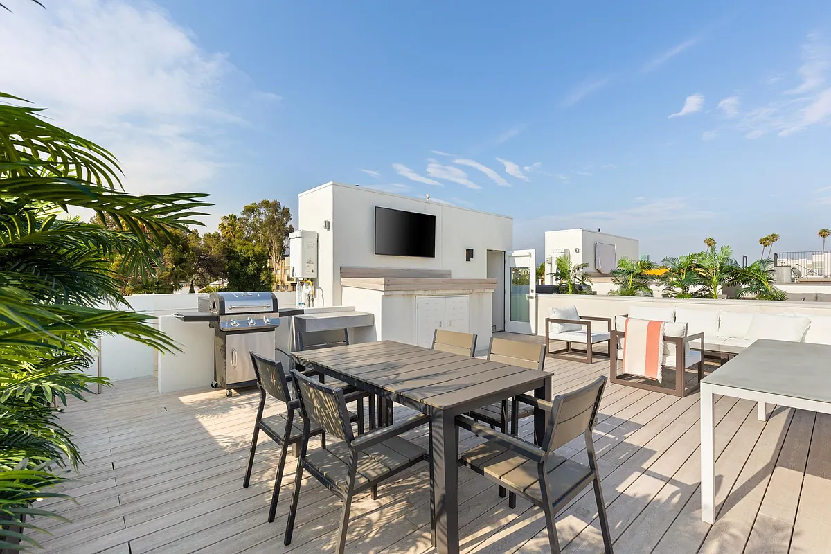 Dining space for 6 plus plenty of outdoor seating - 1230 N Sycamore Ave #2