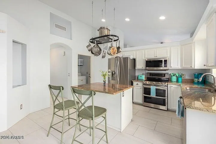 4 bed, 2.0 bath, 1810 sqft, $2,995 — Photo 3