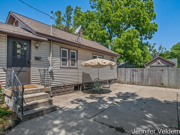 3rd image of 1105 Arlington St NE