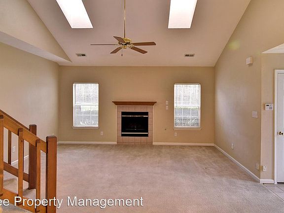 5th image of 305 Hamlet Ct