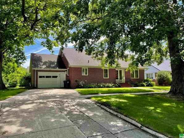 317 Geneseo St, Storm Lake, IA 50588