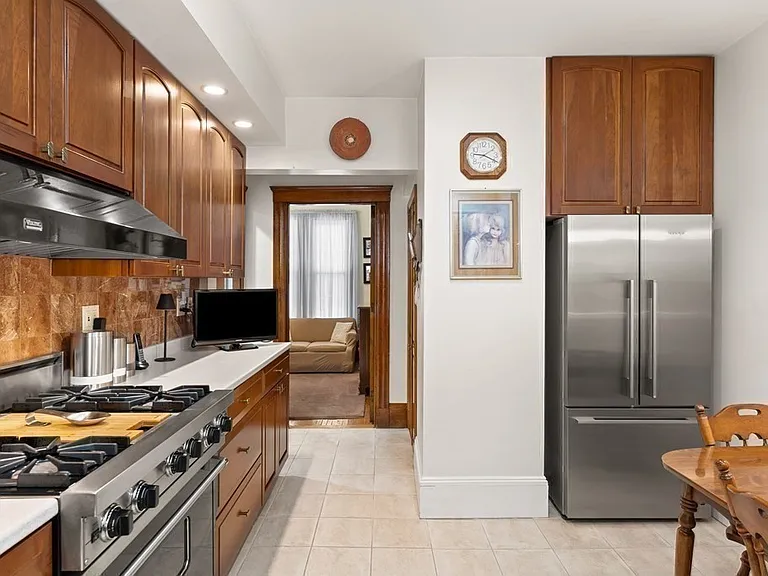 Kitchen, 4 burner stove + griddle, stainless steel appliances