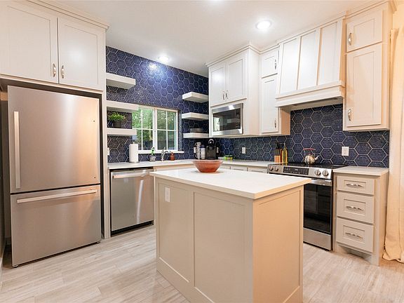 4th image of 305 Jefferson St