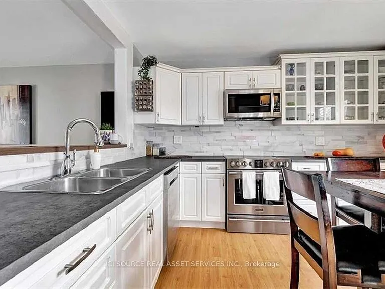 29 Uxbridge Cres — Photo 12