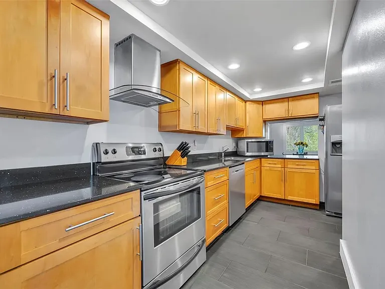 5377 Vineland Rd — Photo 16