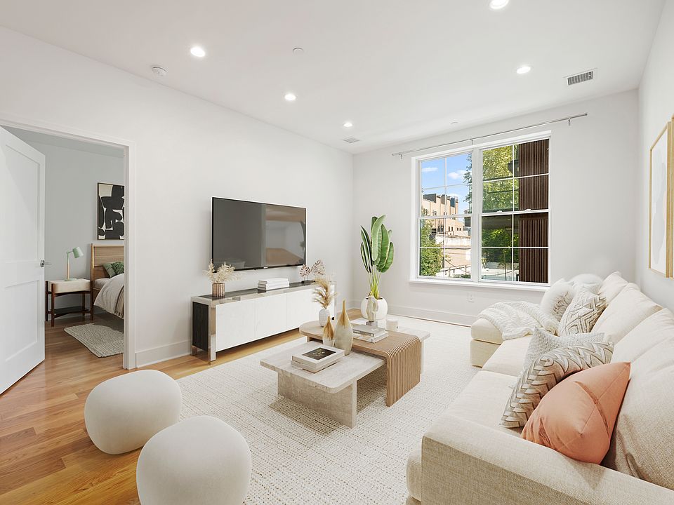 1st image of 25 Lexington Ave #304