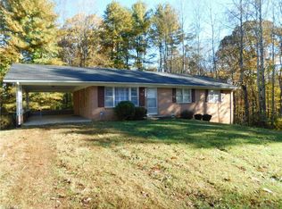 121 Lawrelyn Dr, Mount Airy, NC 27030