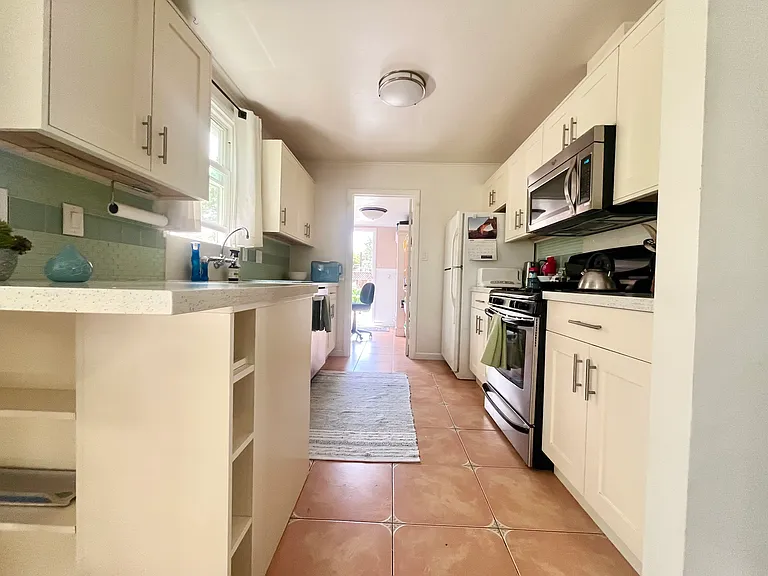 W Walnut St — Photo 14