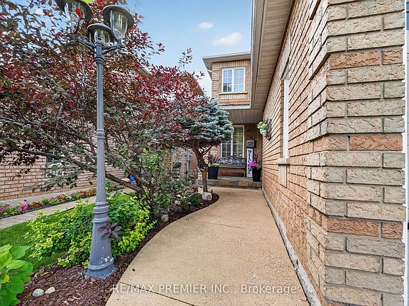 2nd image of 83 Royal Ridge Cres
