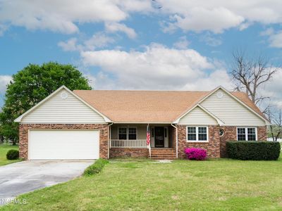 700 Robeson Avenue, Lake Waccamaw, NC, 28450