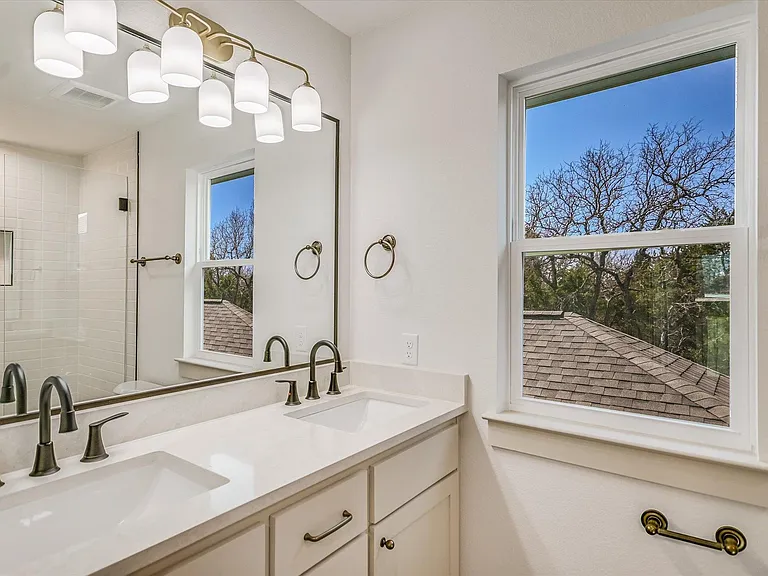 424 Shady Bluff Dr — Photo 11