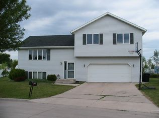 797 Horizon Cir, Grand Forks, ND 58203