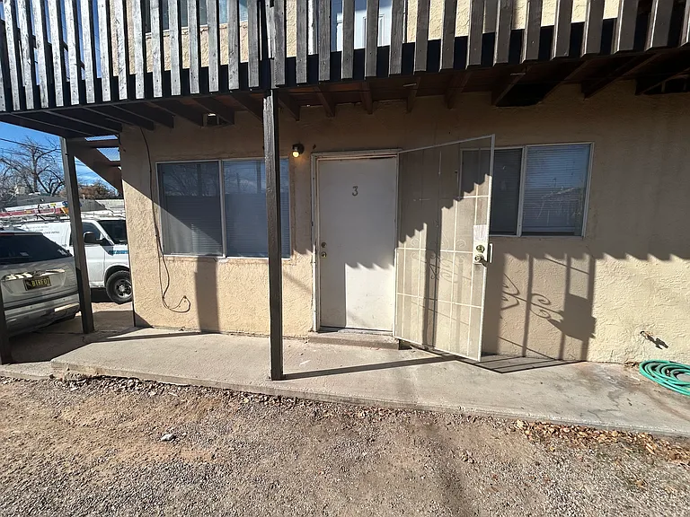 Renovated Upstairs Studio w/ All Utilities Included - 1 Block to UNM — Photo 3