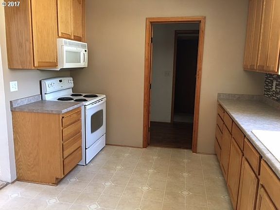 5th image of 552 W Center St