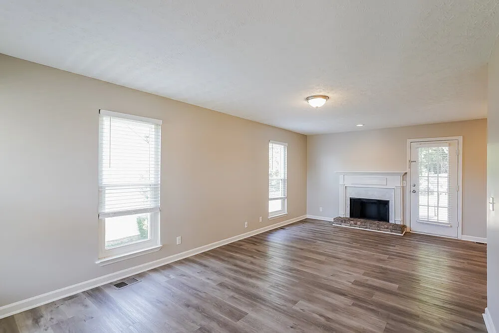 3 bed, 2.0 bath, 1354 sqft, $2,285 — Photo 3