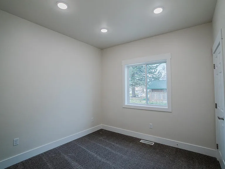Master bedroom w walk-in closet