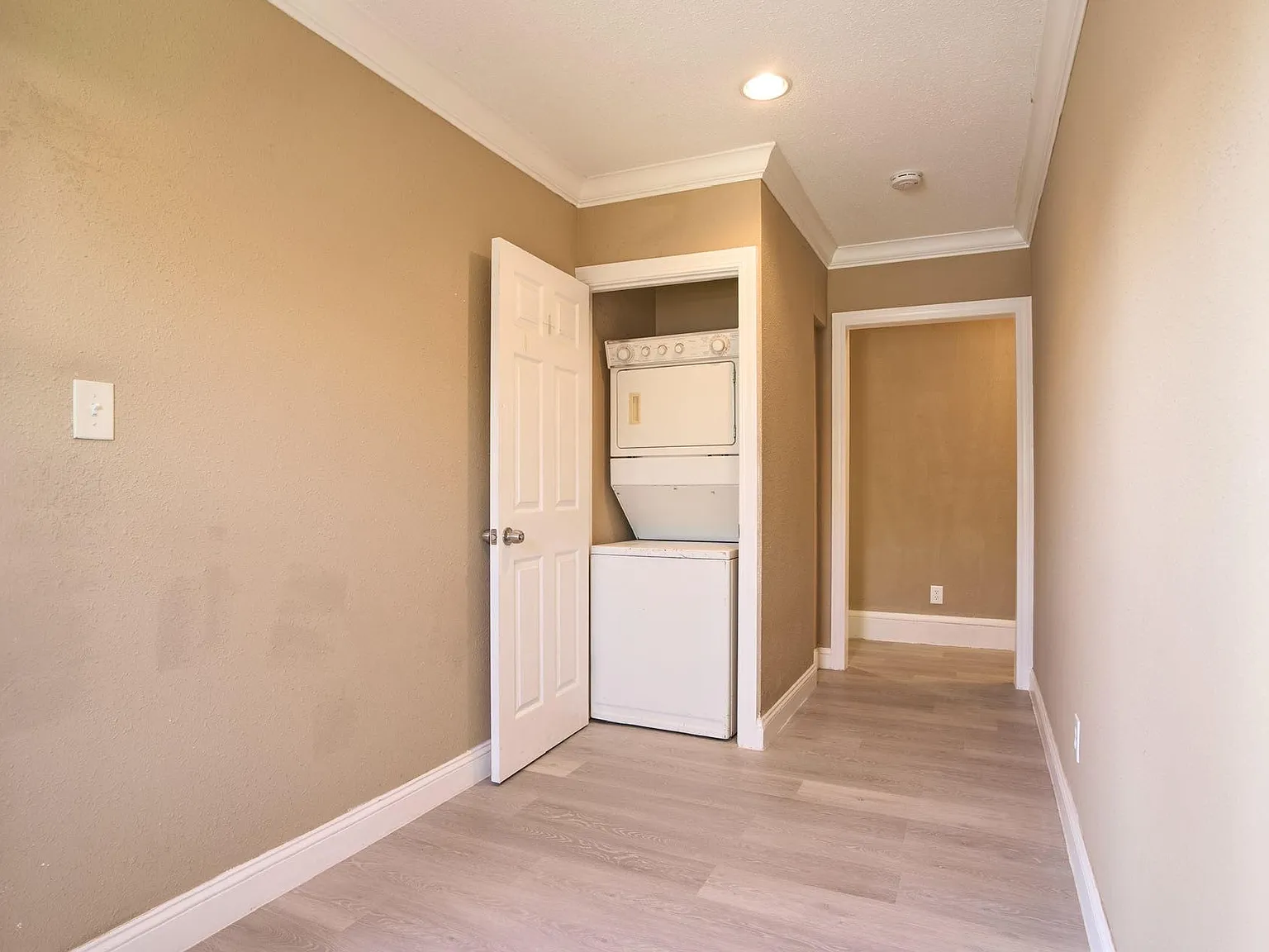 3 bed, 1.5 bath, 1000 sqft, $2,850 — Photo 2