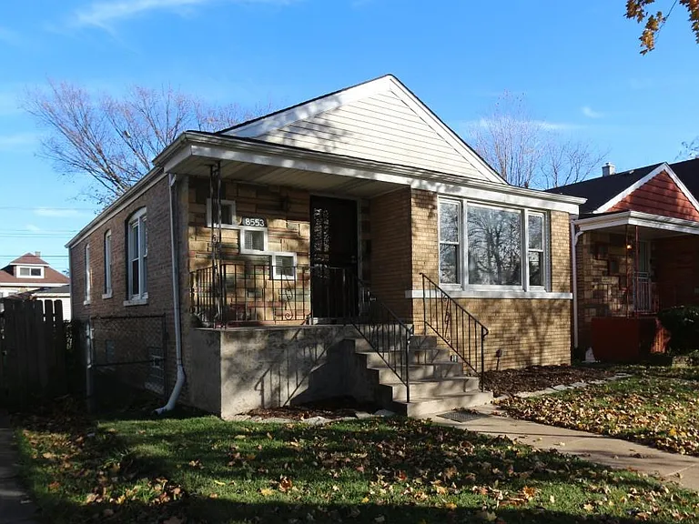 8553 S Oglesby Ave — Photo 2