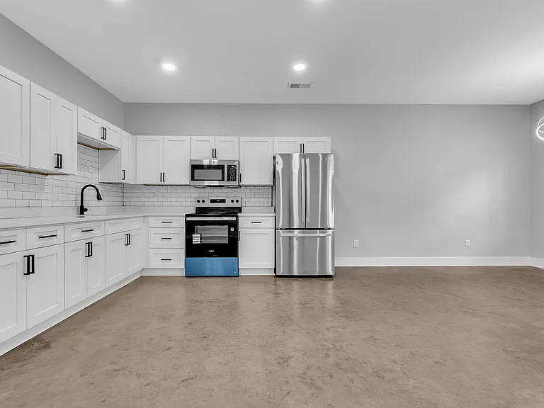 2132 Lyon Ave — Photo 5
