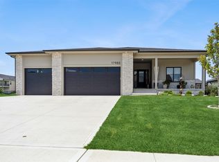 17985 Tanglewood Dr, Clive, IA 50325