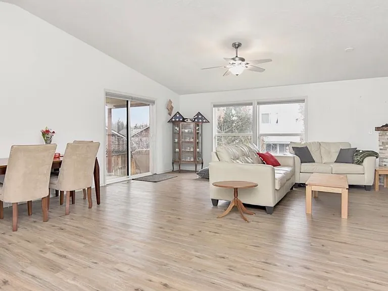 875 Eagle Ct — Photo 3