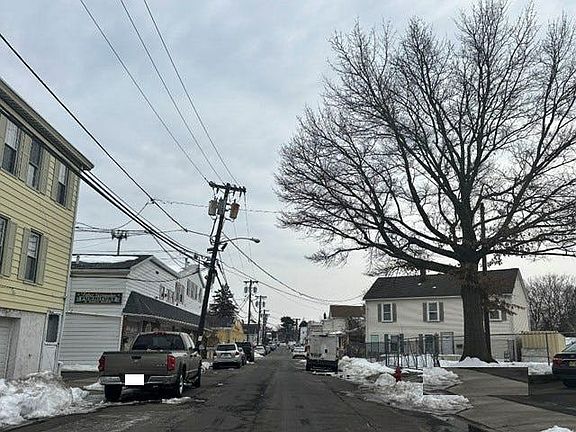 4th image of 367 W Clinton St