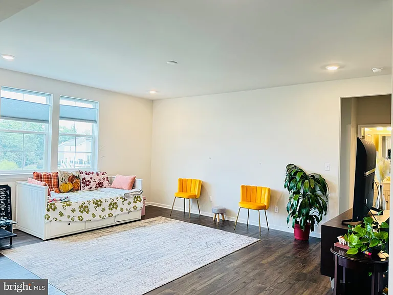 223 Seven Springs Ln — Photo 5