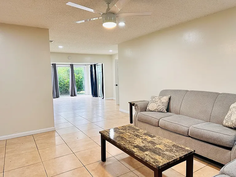 1850 SE Burgundy Ln — Photo 2