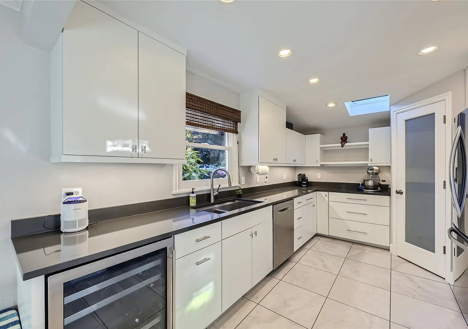 Introducing a spacious 4 bedroom, 2.5 bathroom house located in Bryan Heights! — Photo 3