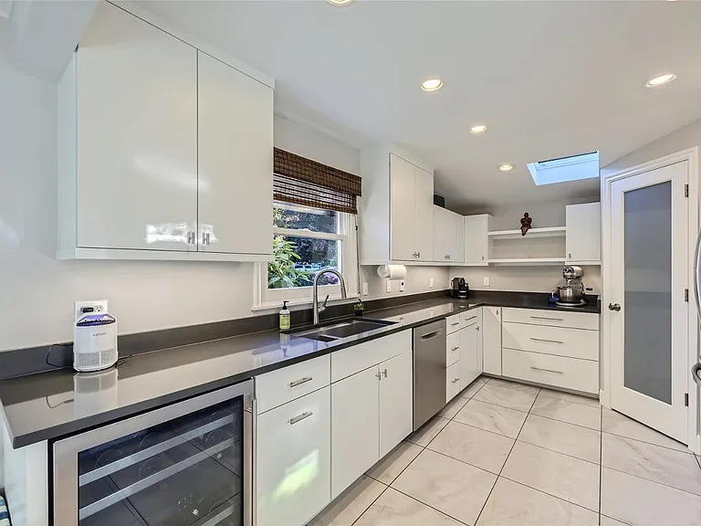 6202 38th Ave NE — Photo 3