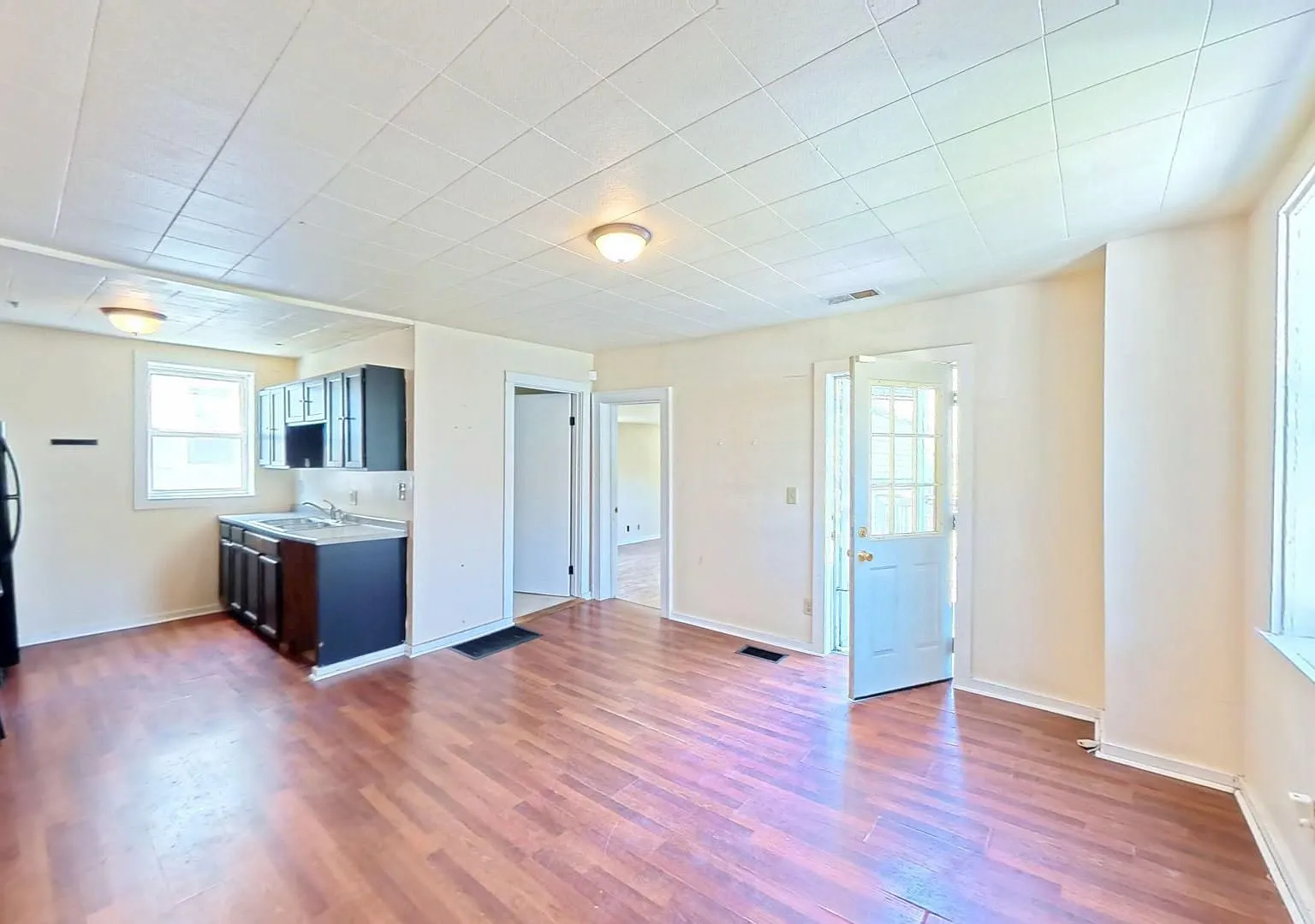 4-Bed Farmhouse Minutes from UVM Campus (30 Chase St) — Photo 2