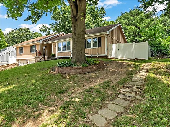 2nd image of 3137 Lakeview Cir