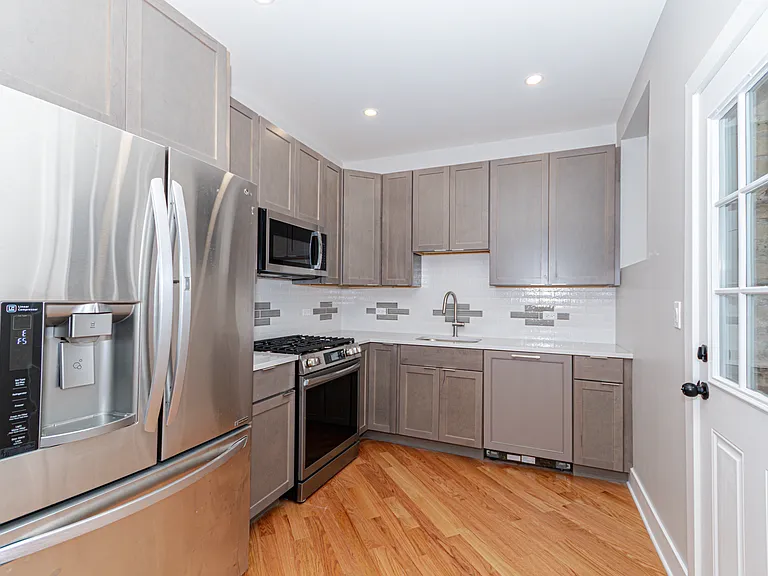 1454 W Fargo Ave #2R — Photo 2
