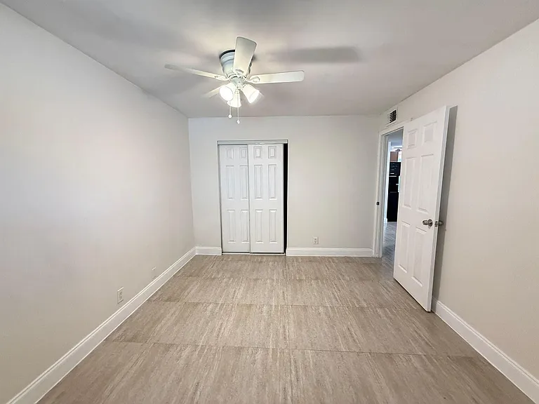 607 NE 29th Dr #22 — Photo 10