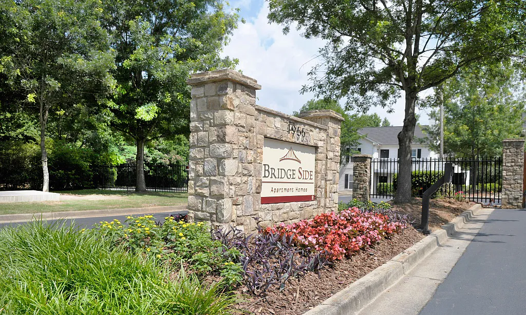 Bridgeside Apartments — Photo 1