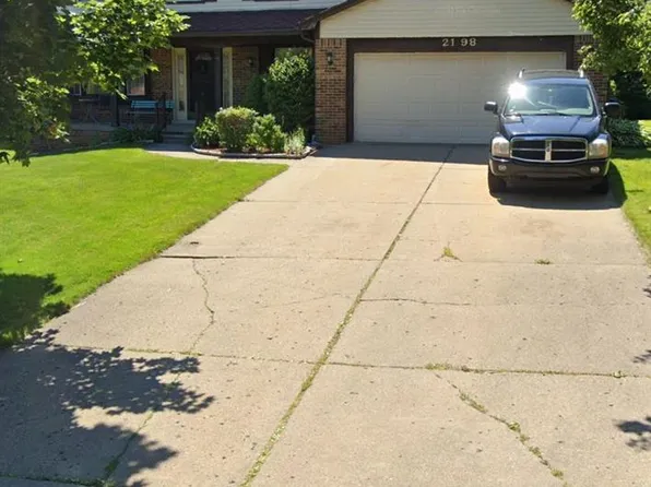 2198 Carpathian Dr, West Bloomfield, MI 48324