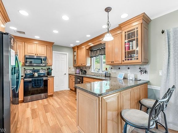 3rd image of 27 Maple Ln